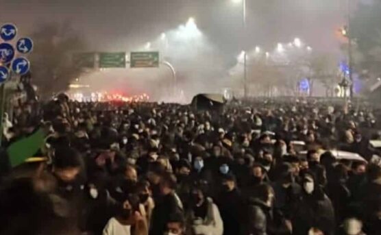 4 viikkoa kiihtyviä mielenosoituksia Iranissa: Voisiko tämä kansannousu uhata islamilaista tasavaltaa?