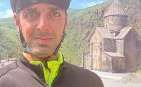 Arotin bereikt na 6400 kilometer fietsen de grens van zijn geboorteland Iran: het was een emotioneel moment