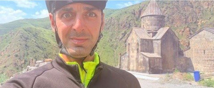Arotin bereikt na 6400 kilometer fietsen de grens van zijn geboorteland Iran: het was een emotioneel moment