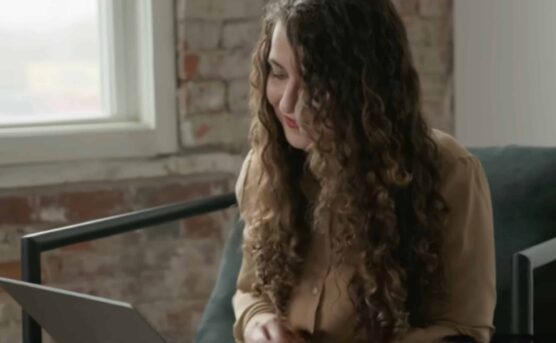 Iraanse christen leidt de ontwikkeling van een nieuwe AI-tool die nieuwe gelovigen in landen waar ze worden vervolgd begeleidt